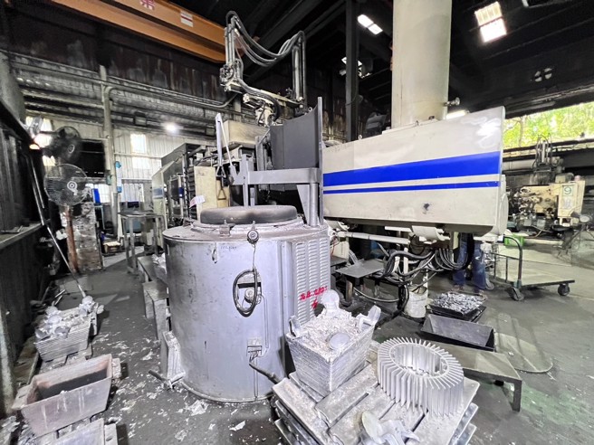 新北市八里地區1間鑄造業者，不遵守主管機關停工命令，逕行操作壓鑄機違反空氣污染防制法。（圖／警方提供）