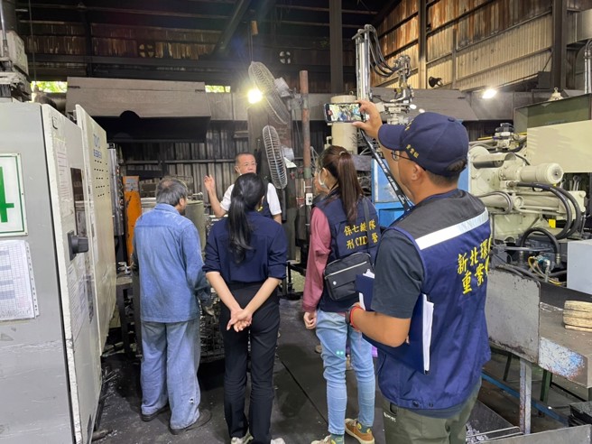 新北市八里地區1間鑄造業者，不遵守主管機關停工命令，逕行操作壓鑄機違反空氣污染防制法。（圖／警方提供）