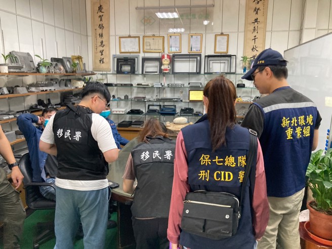 新北市八里地區1間鑄造業者，不遵守主管機關停工命令，逕行操作壓鑄機違反空氣污染防制法。（圖／警方提供）
