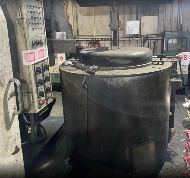 新北市八里地區1間鑄造業者，不遵守主管機關停工命令，逕行操作壓鑄機違反空氣污染防制法。（圖／警方提供）