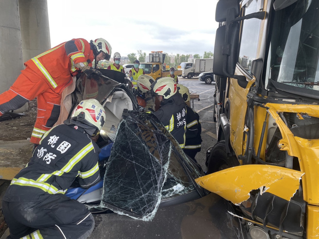 今10日下午15時許，桃園市平鎮區快速路三段和中豐路一段交叉口發生一起嚴重車禍。（圖／桃園市消防局提供）