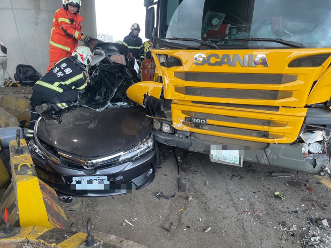 今10日下午15時許，桃園市平鎮區快速路三段和中豐路一段交叉口發生一起嚴重車禍。（圖／桃園市消防局提供）