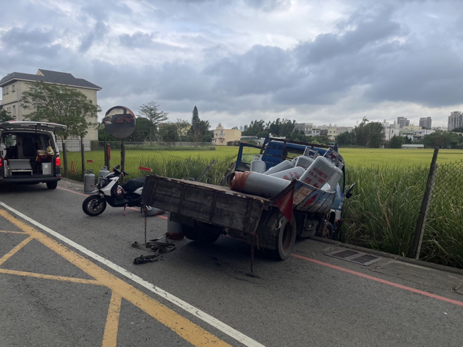 今10日下午15時許，桃園市平鎮區快速路三段和中豐路一段交叉口發生一起嚴重車禍。（圖／桃園市消防局提供）