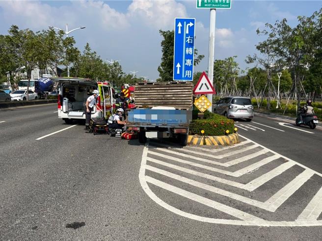 高雄市左營區翠華路上一輛自小貨車今天下午不明原因自撞分隔島，駕駛林姓男子當場無呼吸心跳。（警方提供／林雅惠高雄傳真）