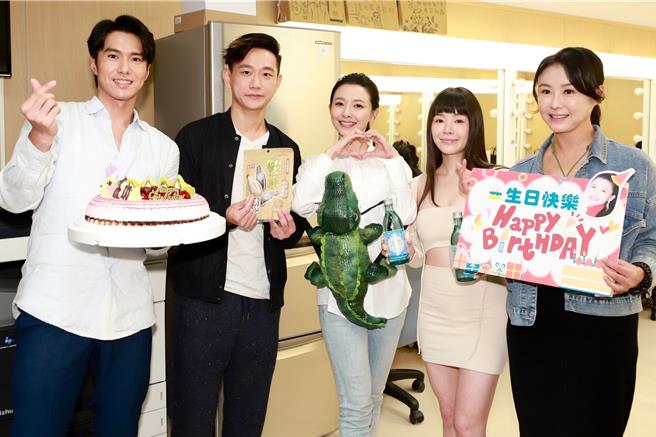 洪浩竣（左起）、陳家逵、吳婉君、陳又榕、陳妍安開心合影。（民視提供）