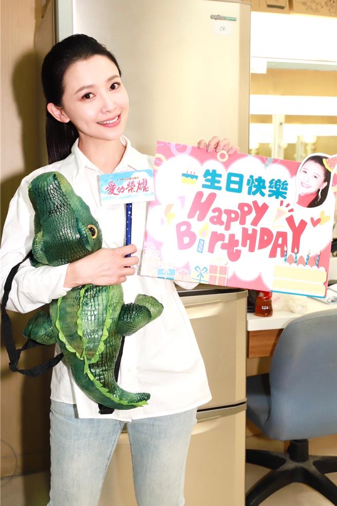 吳婉君樂收禮物，開心棚內拍《愛的榮耀》過40歲生日。（民視提供）