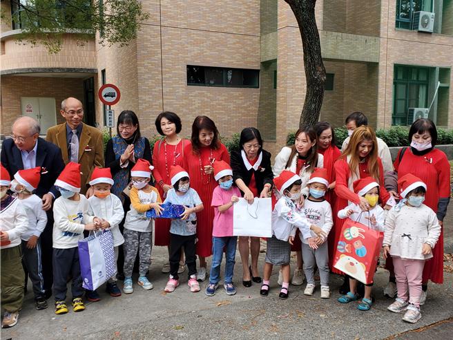 環球科大附設幼兒園去年為雲林家扶兒童募集520份禮物，圖為把禮物送上校車載到雲林家扶中心。（周麗蘭攝）