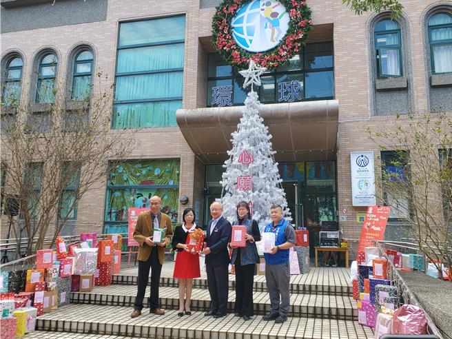 環球科大心願樹活動持續舉辦17年未中斷，累計2萬4768份禮物。（周麗蘭攝）
