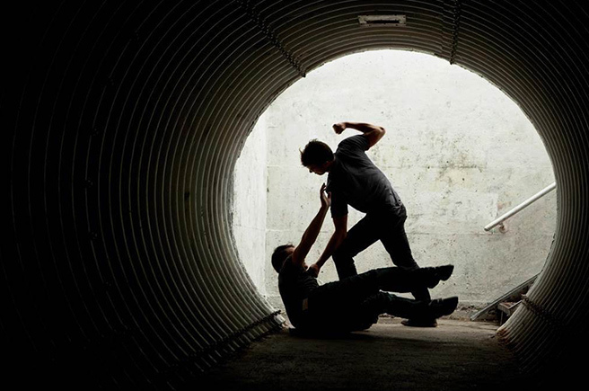 中市黃男2022年1月20日到友人招待所飲酒尋歡，與1名男子發生衝突，黃手持紅色塑膠椅狂砸，拿折疊刀揮砍頭、頸及背部，打到他命危送醫。法官依殺人未遂罪判5年2月，可上訴。(示意圖/達志影像)