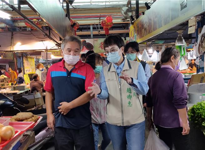 台南市副市長趙卿惠率副祕書長尤天厚、市場處、區公所和衛生所等單位，前往佳里、麻豆區的市場巡查。（登防中心提供／洪榮志台南傳真）