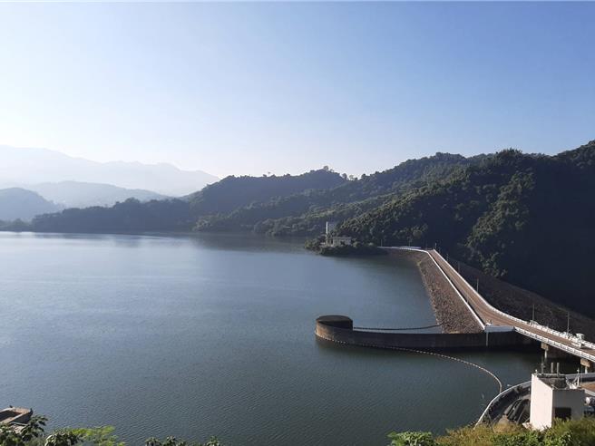 曾文水库9日仍维持满库，创建库半世纪以来最接近年终的一次满库，10日蓄水略降，水库持续有径流入库。（南区水资源分署提供／程炳璋台南传真）