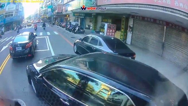 黑色轎車停在路旁，看到大車前有空隙，就將車輛直接開出來。（翻攝爆料公社）