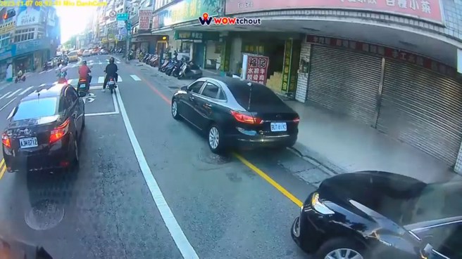 黑色轎車當時臨停在路邊，車輛出來有打方向燈。（翻攝爆料公社）