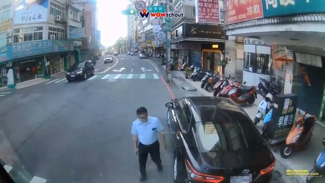 轎車駕駛遭撞擊後，停路邊下車察看。（翻攝爆料公社）