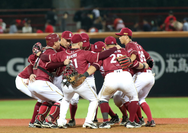 台湾大赛前4战打完乐天桃猿与味全龙战成平手，G5都要抢「听牌」优势。（资料照，郑任南摄）