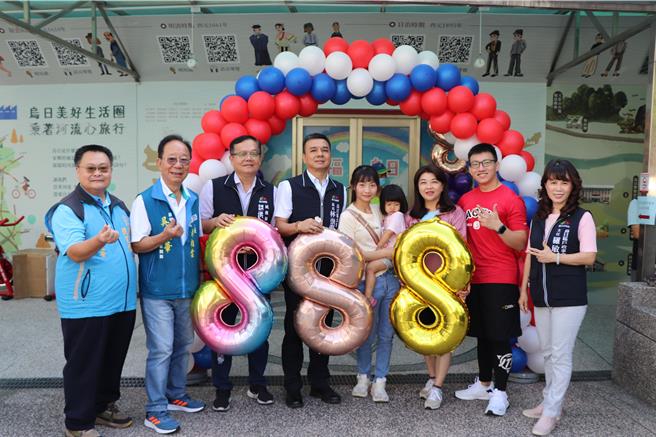 台中市乌日区近年发展迅速，乌日区公所10日揭彩庆祝人口数突破8万大关，其中，第8万位设籍者是来自澎湖的张小姐（中），看准台中教育资源充足、交通便利而迁入。（中市府提供／潘虹恩台中传真）