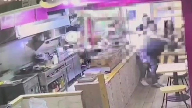 古女找來自稱四海幫份子的男友，及另名自稱是勞工局顧問的男子，到店內痛毆蔡男。（翻攝畫面）