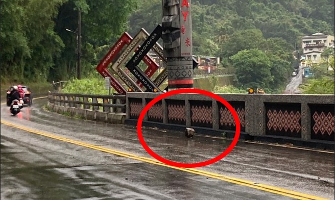 男子骑车经过殴约20公分大的落石砸中送医。（警方提供）