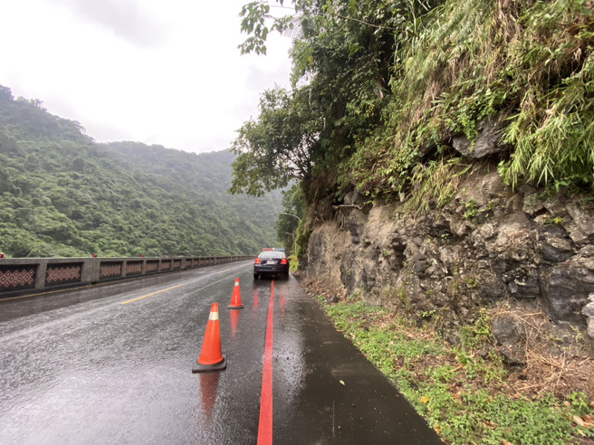 马路边还有大小不等的多颗落石，警方在现场戒护。（警方提供）
