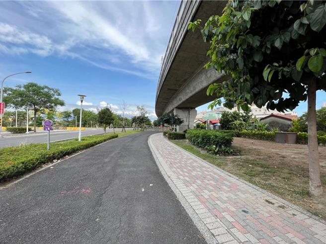 屏县府最近构思，有意将铁路桥下空间进行城市彩妆美化，打造铁路时空迴廊，并规划举办特色活动，达到聚客效果。(屏县府提供／林和生屏东传真)