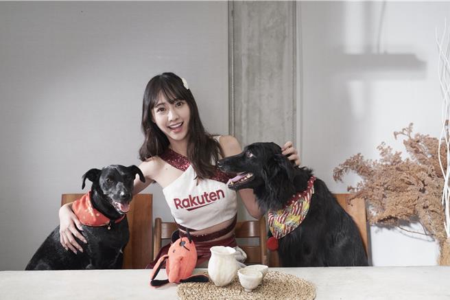 乐天女孩嘎琳看到可爱浪浪直说要融化了。（财团法人流浪动物之家基金会提供）