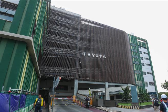 台北市环南市场从1999年起推动改建，然而至今依然难产，兴建经费后续又需追加预算，引起蓝绿议员不满。（粘耿豪摄）