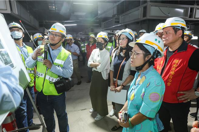 台北市议会财建委员会今(10)日前往环南市场考察。（粘耿豪摄）