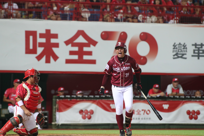 台湾大赛前4战打完两队战成平手，乐天桃猿总教练曾豪驹认为，接下来比赛赢球关键仍在细节。图与乐天桃猿外野手成晋。（资料照，郑任南摄）