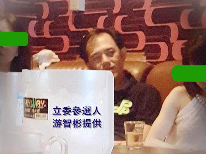 新党立委参选人游智彬秀出照片，指控民进党组织推广部主任林正鸿频繁出入风月场所、流连酒家。（游智彬提供）