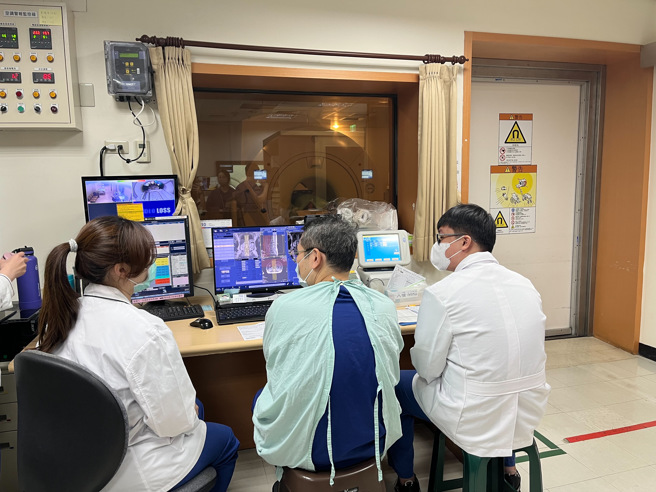 醫師呼籲民眾有腦中風徵兆盡快就醫/非當事人（陳慧玲攝）