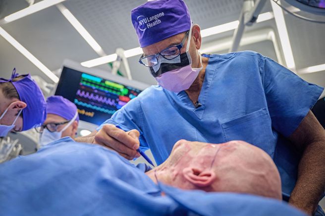 美国男子詹姆斯意外遭高压电击，导致整张脸几乎全毁，纽约大学外科团队日前为他进行脸部和左眼移植手术，术后恢復良好。（路透）