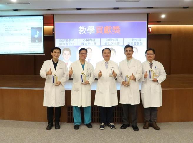急诊医学部主任陈连书(左一)担任各项紧急医疗指导医师，荣获最佳教学贡献奖。（大千医院提供／谢明俊苗栗传真）