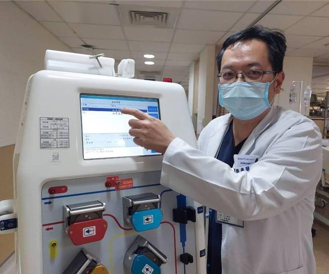 加护病房医师袁国庆协助提升医师们紧急伤患的医疗救护能力。（大千医院提供／谢明俊苗栗传真）