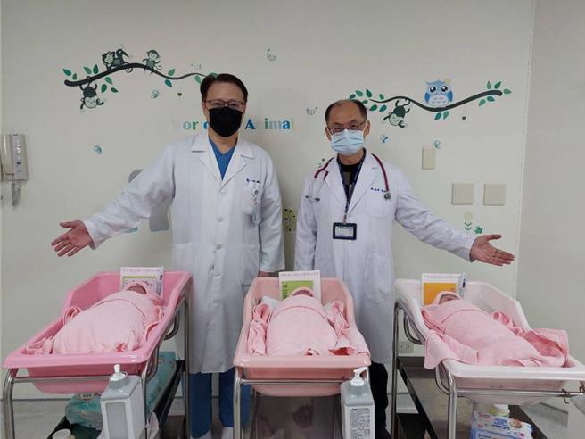 妇产科周志恒主任(左)及小儿科张涛泽主任(右)关怀孕产妇及宝宝健康，深获好评。（大千医院提供／谢明俊苗栗传真）