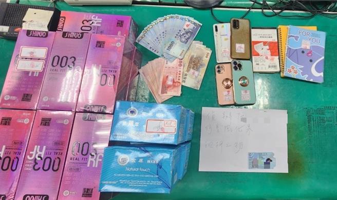 苗栗檢警破獲越南應召站逮6人，查扣大批保險套等證物。（讀者提供／謝明俊苗栗傳真）