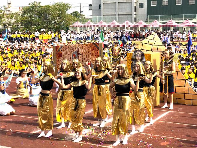 桃园市新兴国际中小学办理年度校庆暨运动会，内容融合健康促进、嘉年华会与国际教育，学生以世界各国为发想，共有世界32「国」代表出席同贺，场面热闹缤纷。（校方提供）