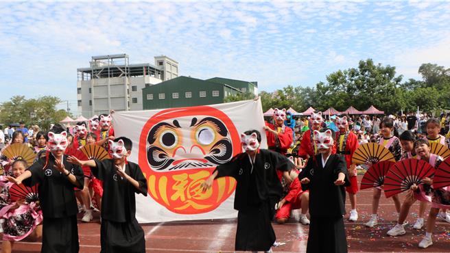 桃园市新兴国际中小学办理年度校庆暨运动会，内容融合健康促进、嘉年华会与国际教育，学生以世界各国为发想，共有世界32「国」代表出席同贺，场面热闹缤纷。（校方提供）
