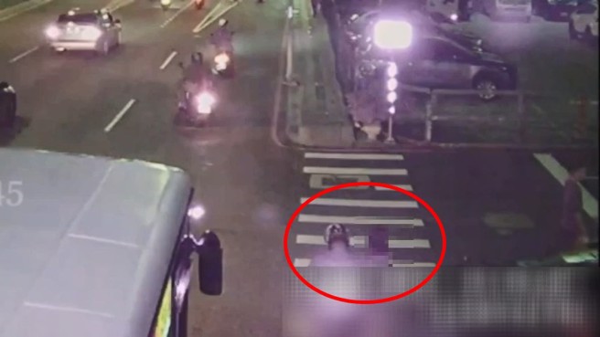 警方到场协助遭性骚的女子，并将两人带回派出所厘清。（警方提供）