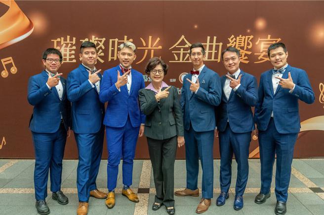 第一银行文教基金会举办台北场「璀璨时光 金曲飨宴」音乐会，第一银行董事长邱月琴(中)与拉縴人男声合唱团合影。 图／第一银行提供