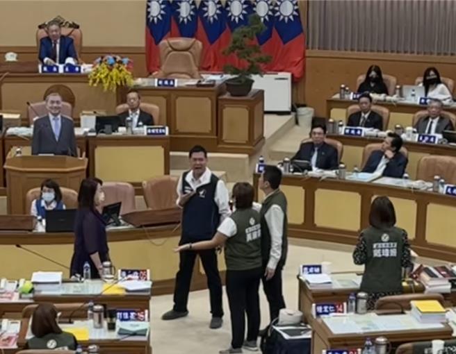 新北市議員戴瑋姍質詢時因提到新北市議員林國春，引起林國春不滿，質疑「幹嘛提到我」。（柯毓庭攝）