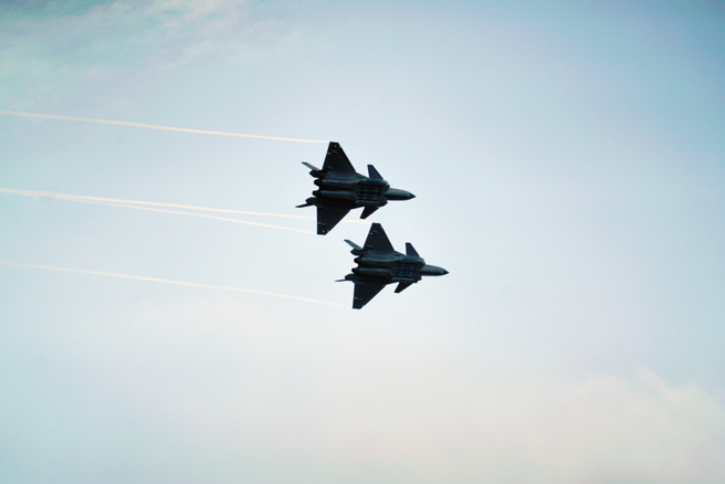 殲-20實彈射擊畫面首次曝光，透過側彈艙發射了一枚空對空飛彈。（示意圖 Shutter Stock）