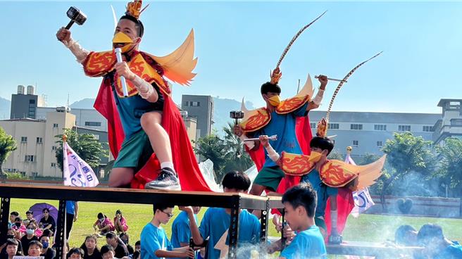 台中市大里区光正国中10日上午举办校庆，学童们以「神鬼传」为主题创意进场，扮演起东、西方着名神鬼妖魔，每组皆展现精美扮相，令人惊艷。（光正国中提供／潘虹恩台中传真）