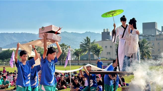 台中市大里区光正国中10日上午举办校庆，学童们以「神鬼传」为主题创意进场，扮演起东、西方着名神鬼妖魔，每组皆展现精美扮相，令人惊艷。（光正国中提供／潘虹恩台中传真）