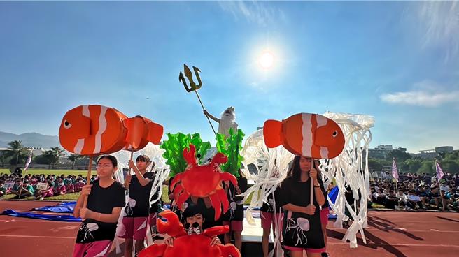 台中市大里区光正国中10日上午举办校庆，学童们以「神鬼传」为主题创意进场，扮演起东、西方着名神鬼妖魔，每组皆展现精美扮相，令人惊艷。（光正国中提供／潘虹恩台中传真）