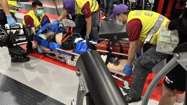 雷尼在臉書PO出當時救護人員到達，將男子送醫時的照片。（雷尼授權使用）