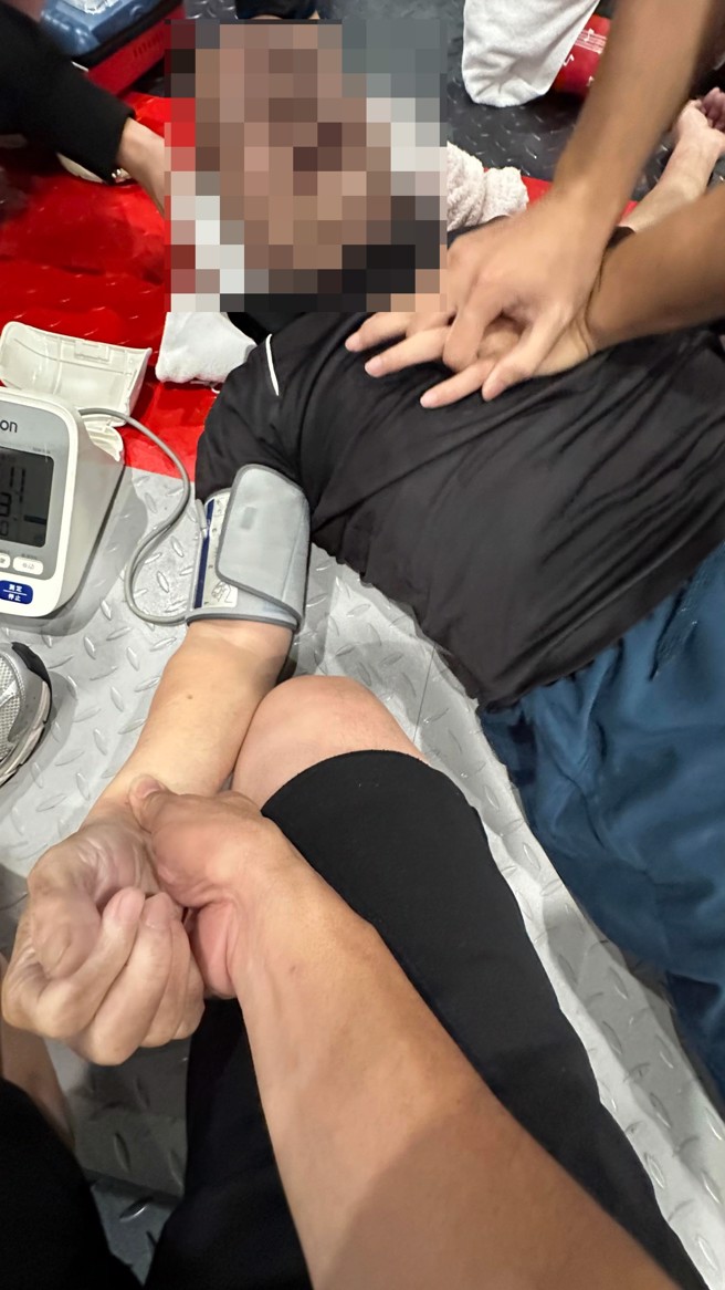 當時倒地的男子，臉部已經發黑，雷尼與健身教練輪流CPR急救。（雷尼授權使用）