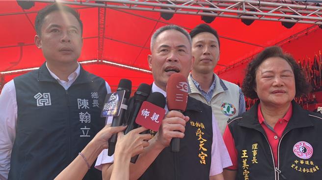 松柏岭受天宫主委陈登岳(前排中)邀请全国信眾下个月到南投参与9天8夜遶境活动。曾雪蒨摄