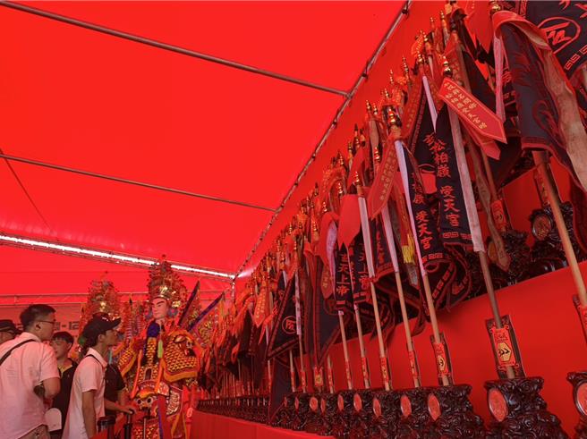 松柏岭受天宫为了年底的遶境祈福活动号召了500黑令旗回娘家共襄盛举。曾雪蒨摄