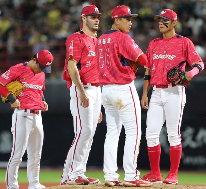 味全龙布里悍（左二）仅投3.2局失6分。（季志翔摄）