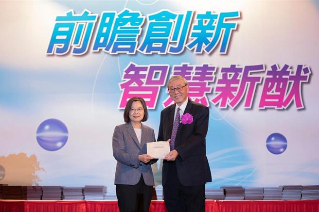 總統蔡英文10日下午出席工業節大會，工總理事長苗豐強當場面交工總白皮書提供政府建言。圖／總統府提供